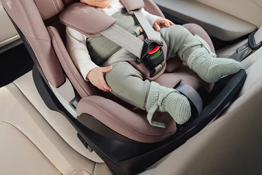 Bebé es rescatado sano tras robo de vehículo en estacionamiento de guardería en Minneapolis