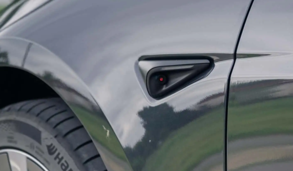 La cámara de un Tesla manda a mujer tras las rejas