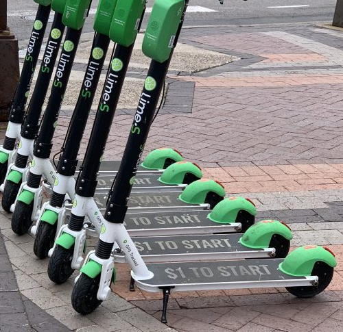 Crecen quejas por scooters eléctricos y legisladores buscan regular su uso