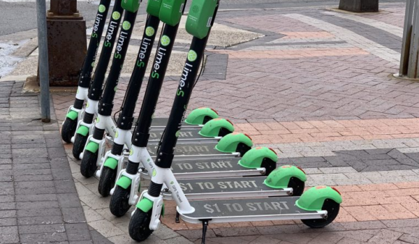 Crecen quejas por scooters eléctricos y legisladores buscan regular su uso