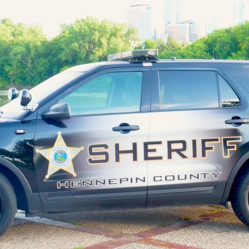 Sheriff de Hennepin: le autorizaron contratar personal, pero no le dieron para pagarles.