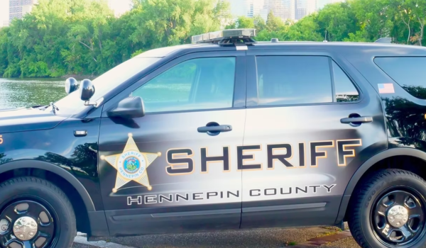 Sheriff de Hennepin: le autorizaron contratar personal, pero no le dieron para pagarles.