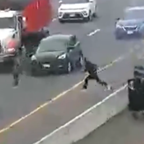 Persecución en autopista 100 termina en choque y arresto de dos sospechosos