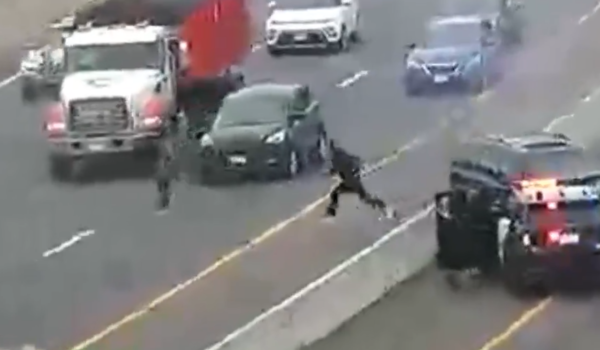 Persecución en autopista 100 termina en choque y arresto de dos sospechosos