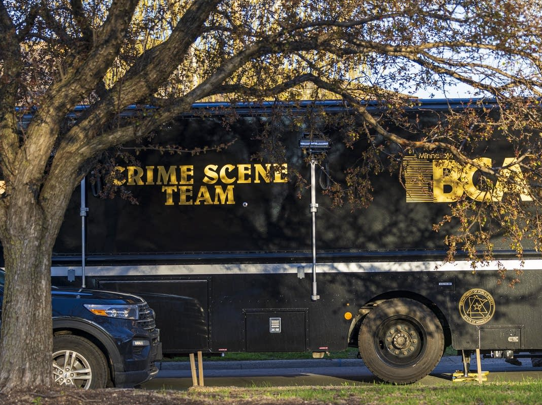 Sospechoso muere y oficial resulta herido tras tiroteo con policía en Richfield