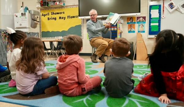 Gobernador Tim Walz impulsa ampliación de créditos fiscales para cuidado infantil en Minnesota