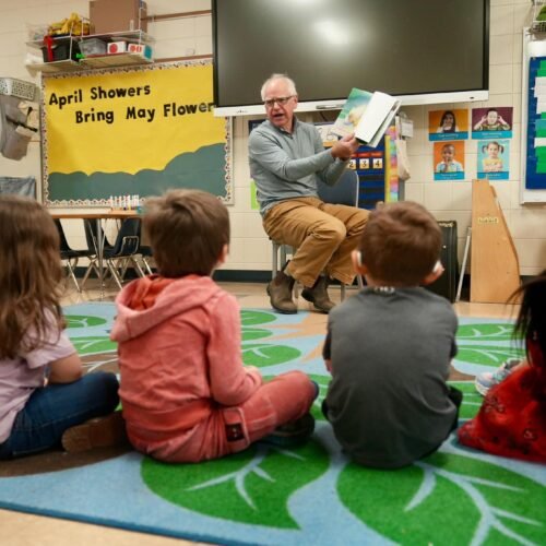 Gobernador Walz destaca inversión en cuidado infantil e infraestructura durante visita a Duluth