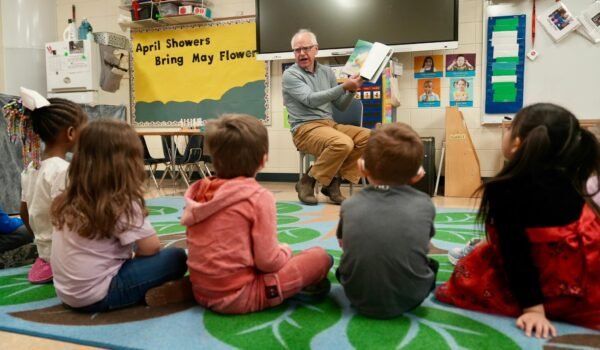 Gobernador Walz destaca inversión en cuidado infantil e infraestructura durante visita a Duluth