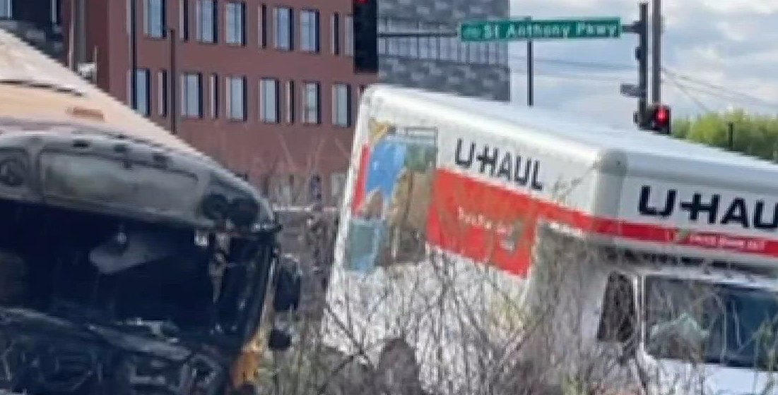 Autobús escolar se incendia tras choque con camión U-Haul en Minneapolis