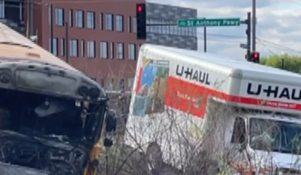 Autobús escolar se incendia tras choque con camión U-Haul en Minneapolis