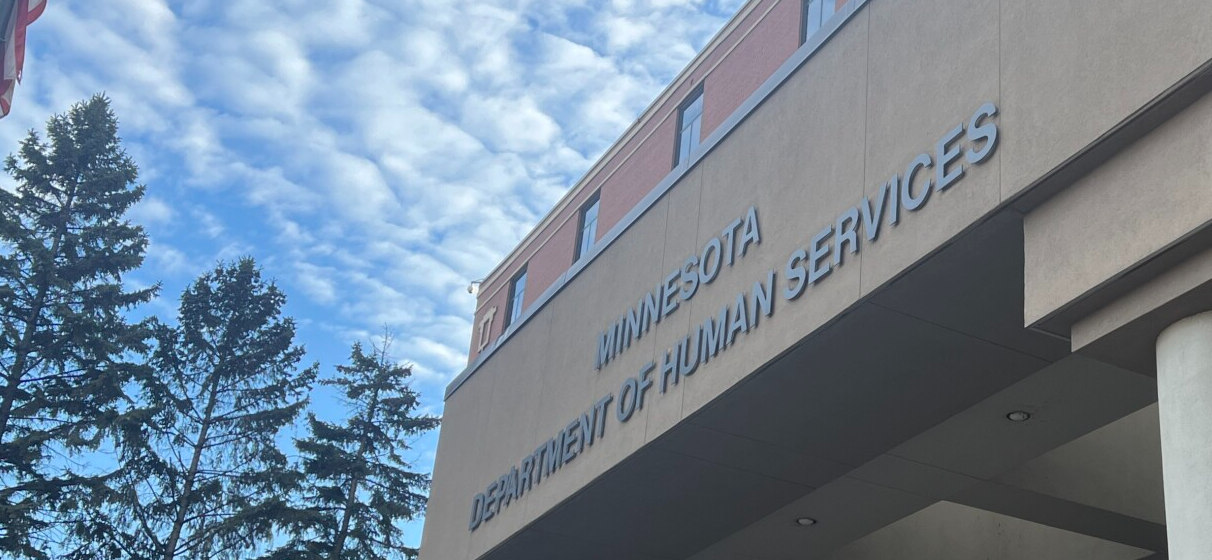 Gobernador Tim Walz reorganiza liderazgo en salud para proteger Medicaid en Minnesota