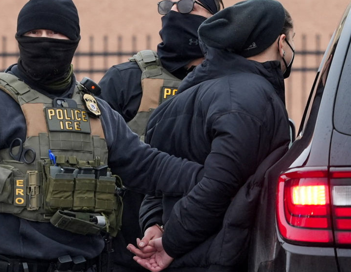 Corte federal permite que continúen operativos de ICE cerca de escuelas en Minnesota