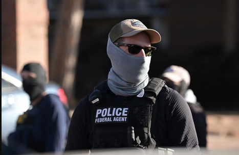 Senado de Minnesota aprueba propuesta para prohibir máscaras a agentes migratorios