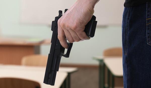 Madre enfrenta cargos tras incidente armado en escuela de Hopkins