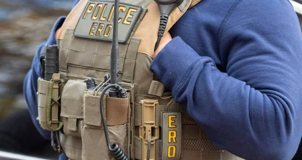 Agente de ICE acusado de apuntar con arma a otro conductor se entregará a las autoridades
