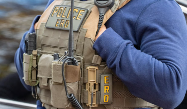 Agente de ICE acusado de apuntar con arma a otro conductor se entregará a las autoridades