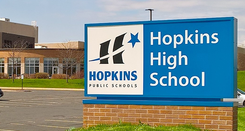 Hopkins High School reanuda clases tras investigarse una amenaza telefónica