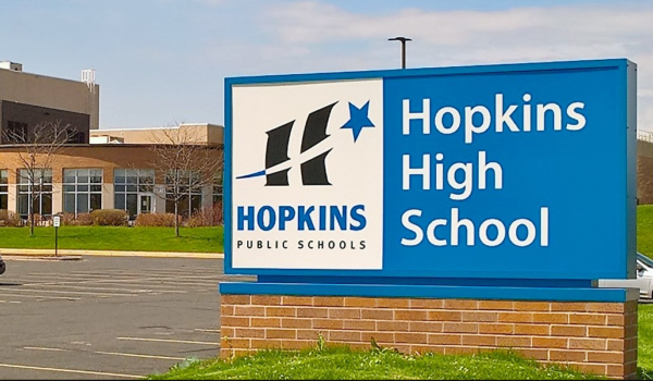 Hopkins High School reanuda clases tras investigarse una amenaza telefónica