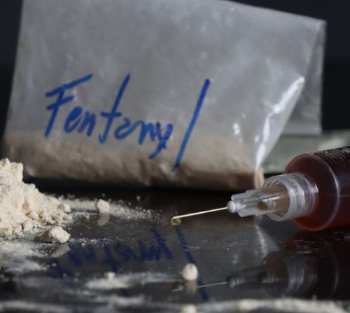 Sigue prófuga abuelita hispana acusada por muerte de nieto causada por sobredosis de fentanilo en Minneapolis