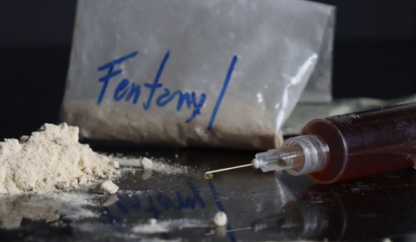 Sigue prófuga abuelita hispana acusada por muerte de nieto causada por sobredosis de fentanilo en Minneapolis