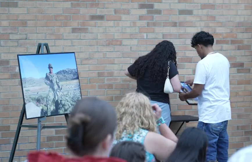Familia de marine hispano desaparecido en el mar pide respuestas durante vigilia en Richfield