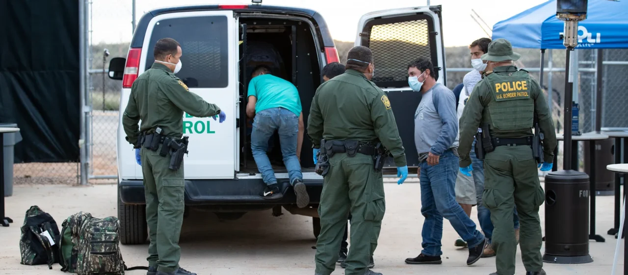 Corte federal permite al gobierno de Trump reanudar deportaciones aceleradas en todo el país