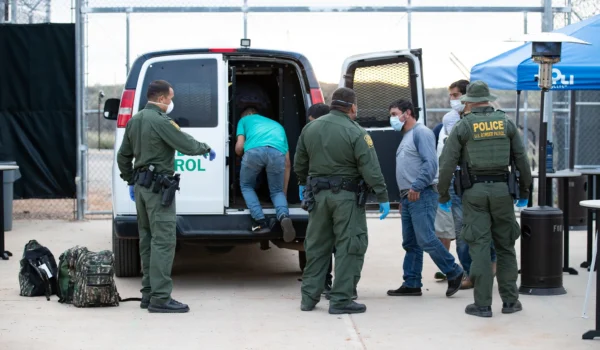Corte federal permite al gobierno de Trump reanudar deportaciones aceleradas en todo el país