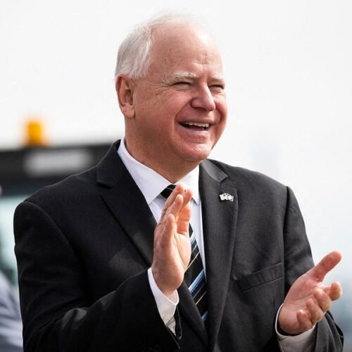 Tim Walz celebra fallo federal que declara inconstitucional investigación del Departamento de Justicia