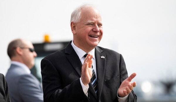 Tim Walz celebra fallo federal que declara inconstitucional investigación del Departamento de Justicia