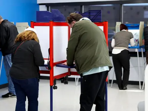 Más allá de la gubernatura: los cargos que también deberían importar a los votantes latinos en Minnesota