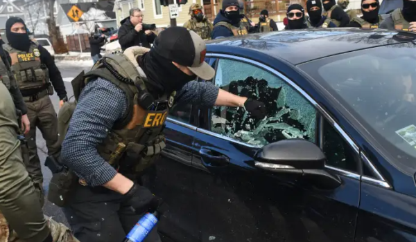 ICE suspende la mayoría de las detenciones de vehículos durante operativos migratorios en Estados Unidos