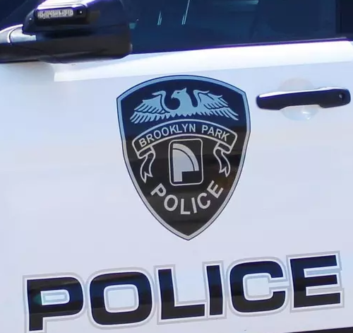 Título SEO: Policía de Brooklyn Park pide reforzar la seguridad en los hogares tras una agresión; busca apoyo de la comunidad