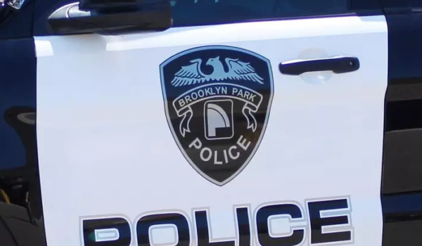 Policía de Brooklyn Park pide reforzar la seguridad en los hogares tras una agresión; busca apoyo de la comunidad
