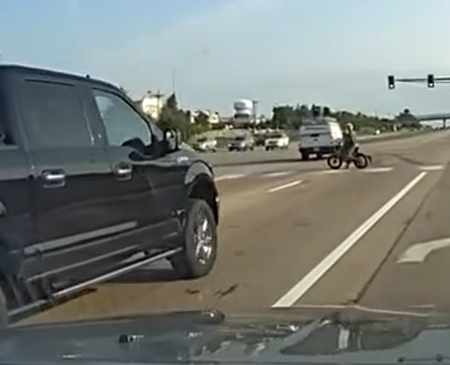 Conductor evita tragedia tras maniobra ilegal de menores en motocicleta eléctrica en Champlin