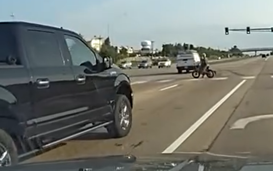 Conductor evita tragedia tras maniobra ilegal de menores en motocicleta eléctrica en Champlin
