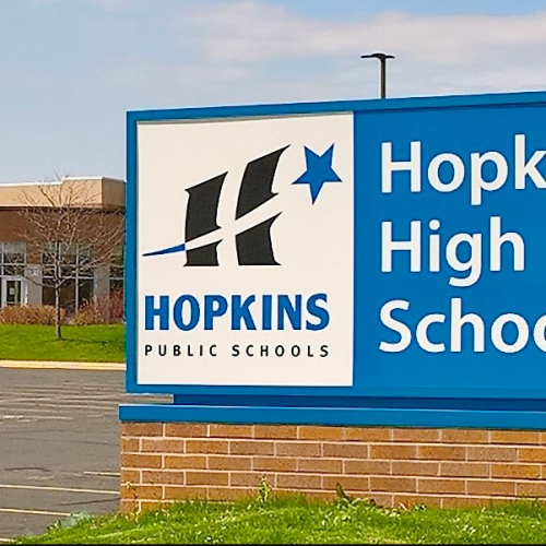 Hopkins High School reanuda clases tras investigarse una amenaza telefónica