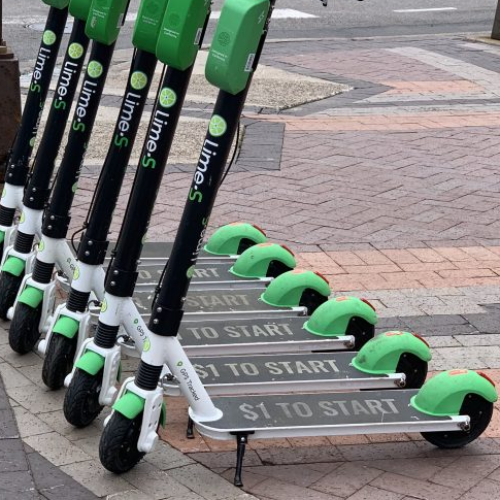 Crecen quejas por scooters eléctricos y legisladores buscan regular su uso