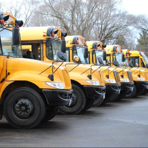 Arrestan a hombre en Faribault acusado de apuntar arma a autobús escolar