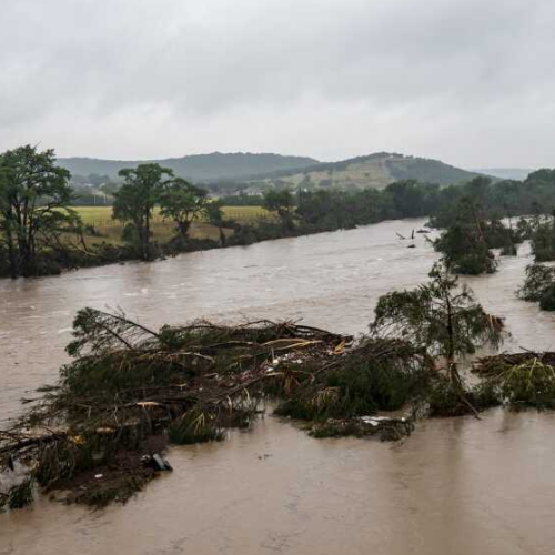 Retrasos en FEMA por regla de Kristi Noem complicaron respuesta a inundaciones en Texas