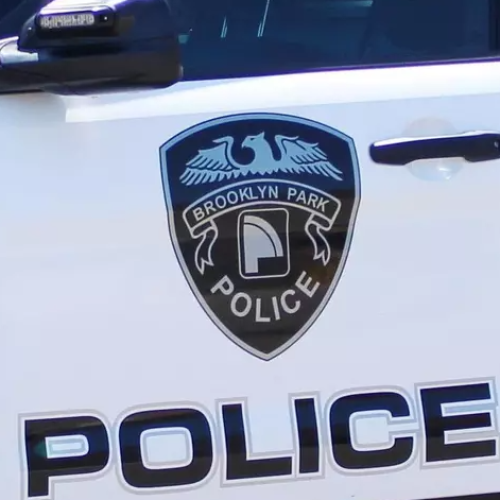 Policía de Brooklyn Park pide reforzar la seguridad en los hogares tras una agresión; busca apoyo de la comunidad