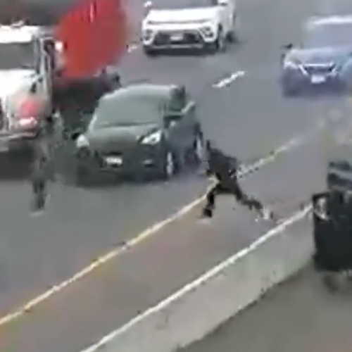 Persecución en autopista 100 termina en choque y arresto de dos sospechosos