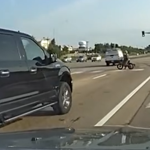 Conductor evita tragedia tras maniobra ilegal de menores en motocicleta eléctrica en Champlin