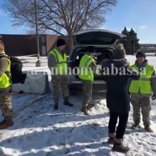 Guardia Nacional de Minnesota reparte café y donas en protestas tras la muerte de Alex Pretti