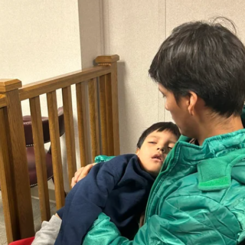 Preocupación por la salud de niño detenido por ICE y trasladado a Texas