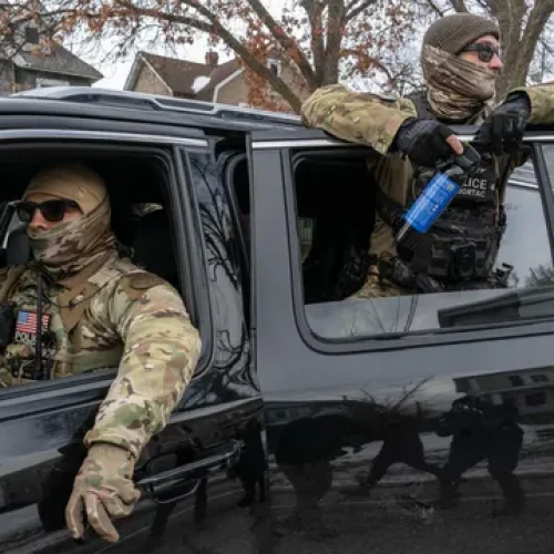 ADMINISTRACIÓN DE DONALD TRUMP OTORGA CONTRATOS MILLONARIOS A EMPRESAS PRIVADAS PARA RASTREAR MIGRANTES