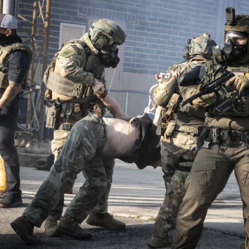 JUEZ FEDERAL ORDENA AL JEFE DE ICE COMPARECER ANTE LA CORTE