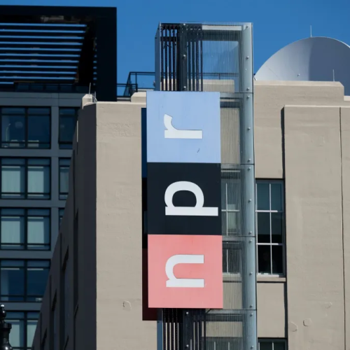 NPR demanda a Trump por intento de retirar fondos públicos