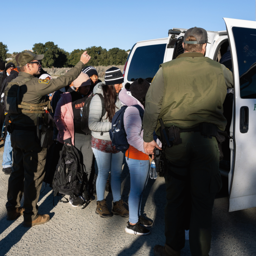 Encuesta revela rechazo creciente a políticas migratorias de Trump