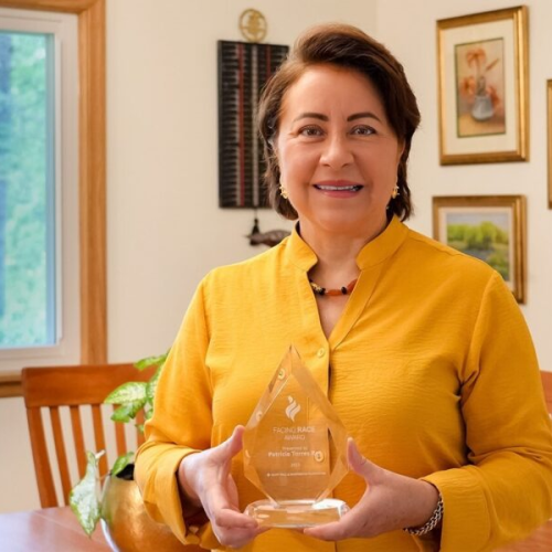 Patricia Torres Ray, primera senadora latina en Minnesota, recibe el premio Facing Race 2025