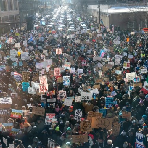 Grupos laborales, religiosos y comunitarios exigen justicia tras anuncio del fin del operativo ICE en Minnesota